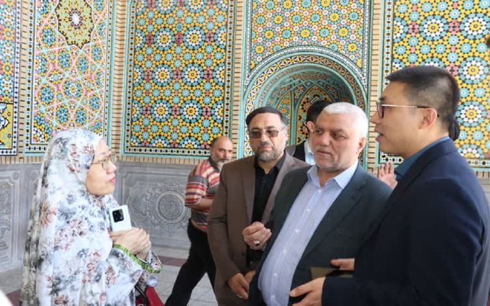 حضور وزیر مختار سفارت چین در حرم حضرت معصومه(س) حضور وزیر مختار سفارت چین در حرم حضرت معصومه(س)